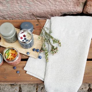 „Keď sa malé brušká ozvú aj mimo domova 😋 „Teplé jedlo aj na výlete? Žiadny problém! 🌿 S termo nádobou LÄSSIG termoska na...